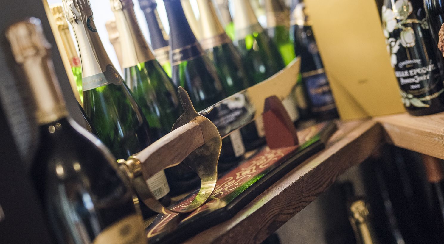 Stirring, exclusive sparkling wine bottles, feel-good hotel, South Tyrol