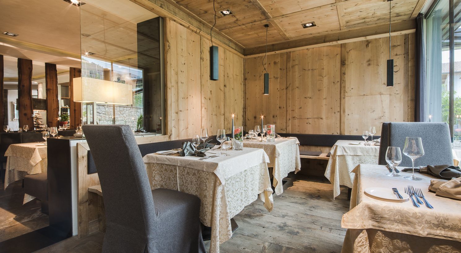 Stylish ambience, dining room, family-run South Tyrolean hotel